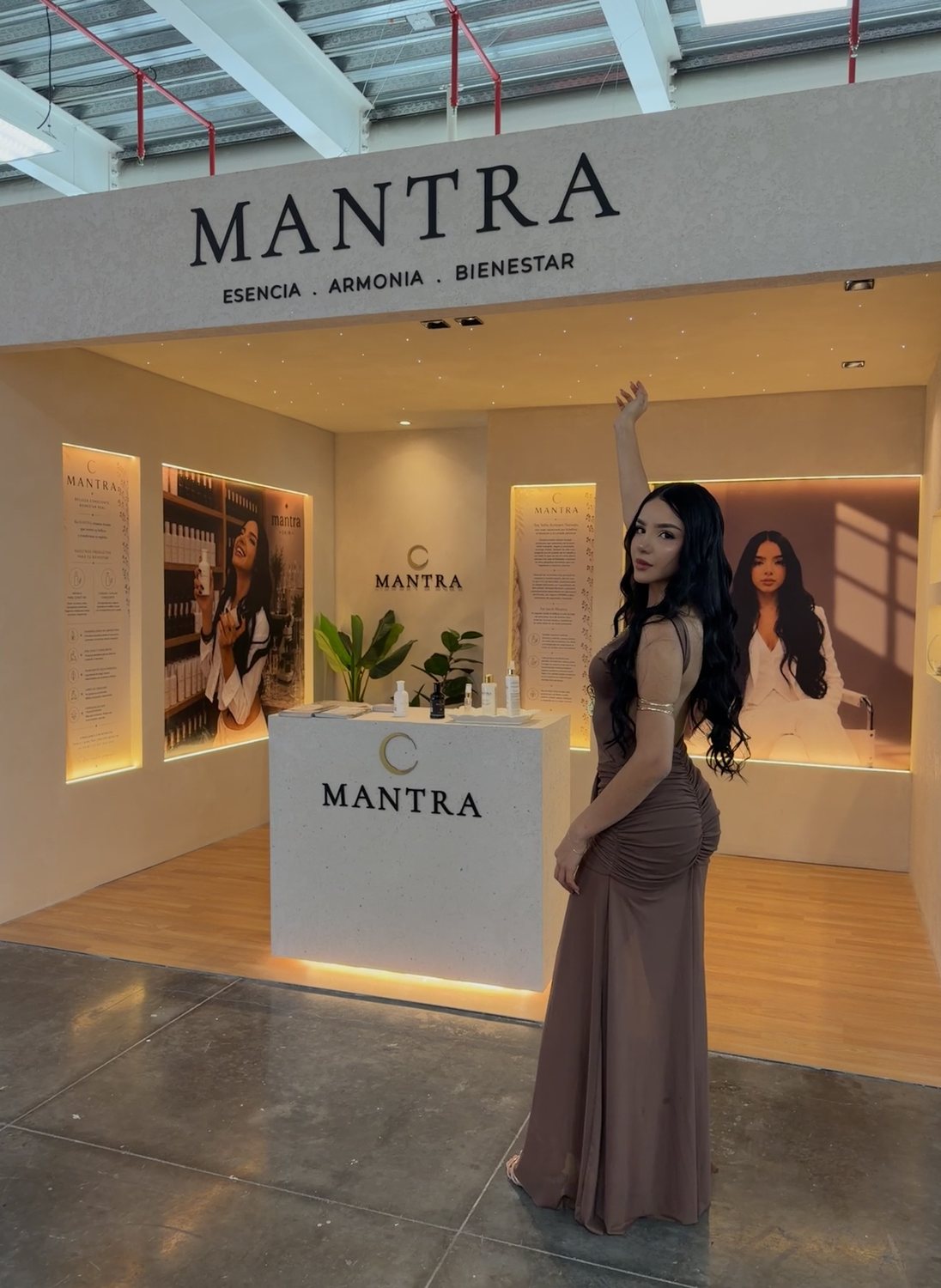 Stand de Mantra en Expobelleza 2026 con Sofía Arroyave