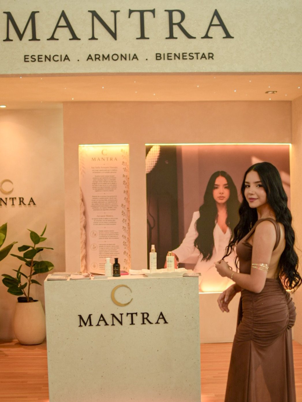 Stand Mantra con el muro de marca
