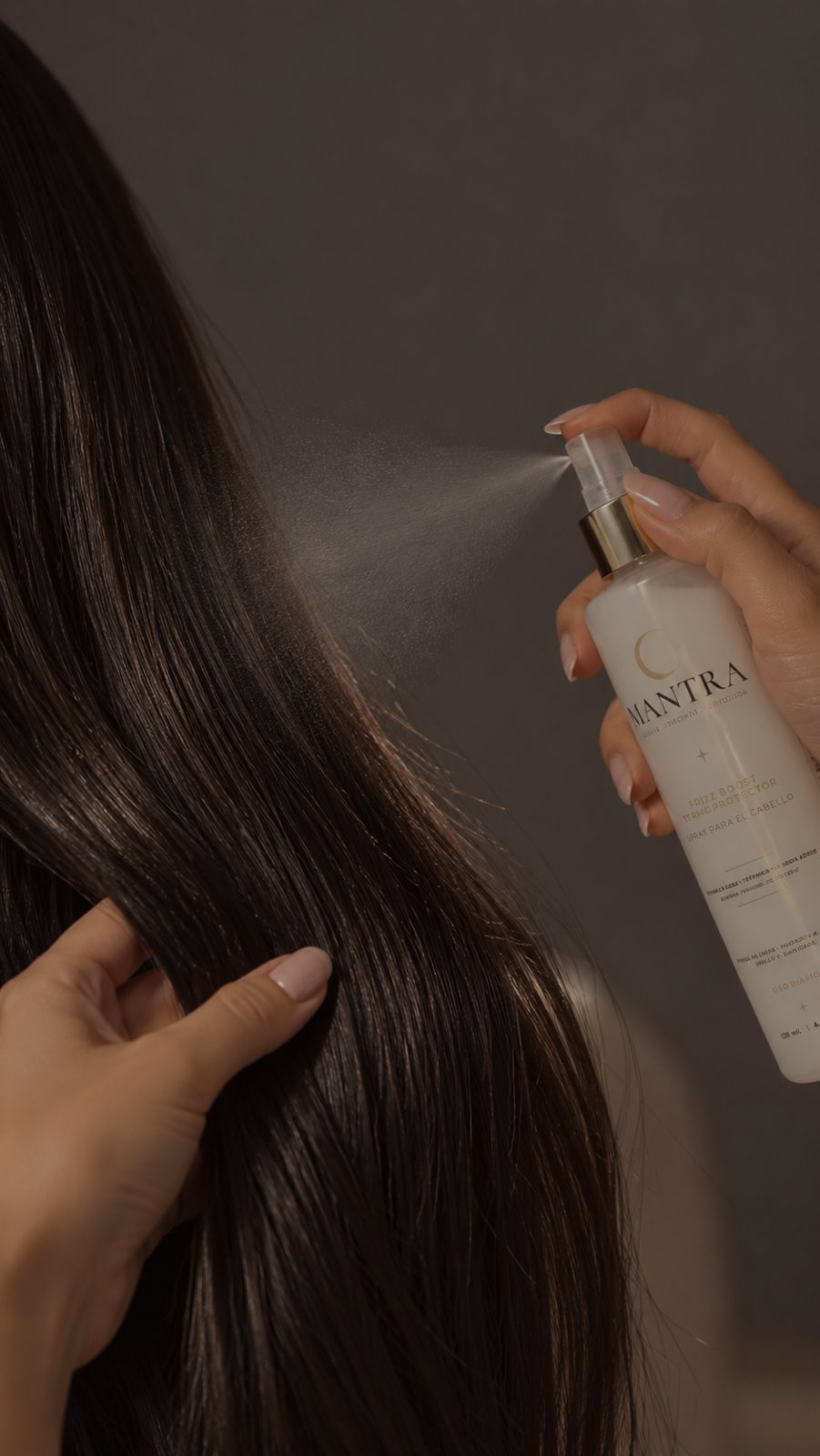 Frizz Boost rociado sobre cabello largo